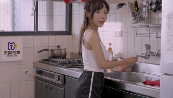 Phim xes loạn luân con gái massage kích dục bố dượng khi mẹ đi viện